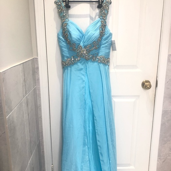 Beautiful light blue prom/formal gown - Picture 2 of 9